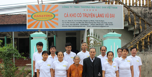 Các nghệ nhân giỏi nhất tại làng Vũ Đại được tuyển chọn để kho cá cho công ty Đặc Sản Việt Nam