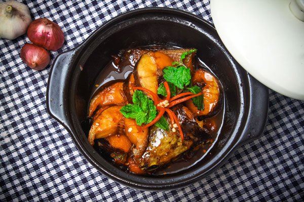 Cá kho đến khi nước trong nồi sền sệt