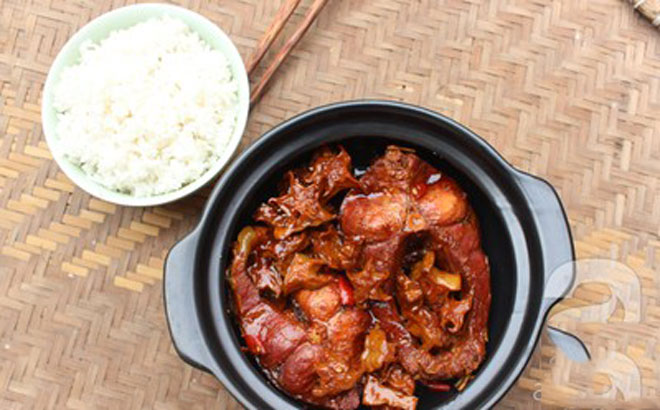 Thưởng thức cá kho khế với cơm nóng