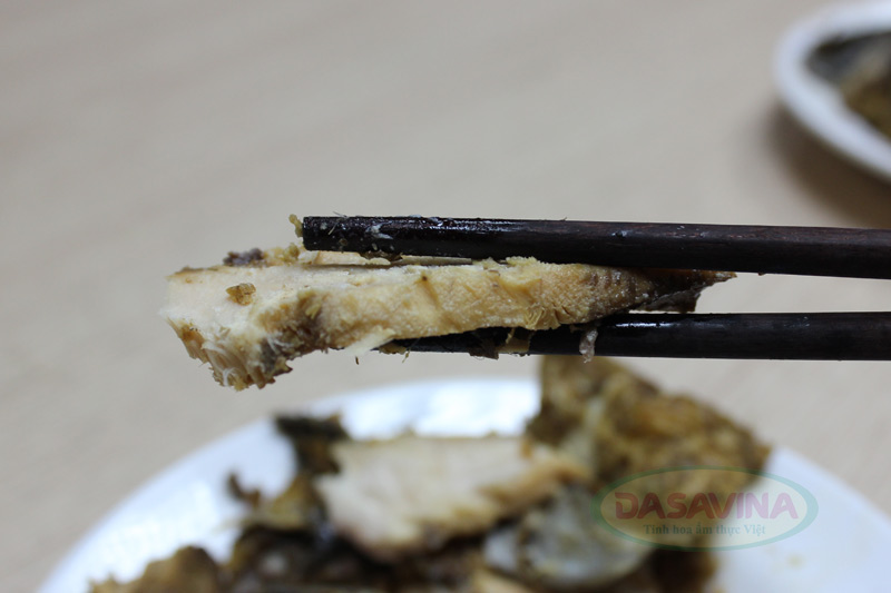 Cá kho gắp lên còn nguyên thớ thịt vô cùng hấp dẫn