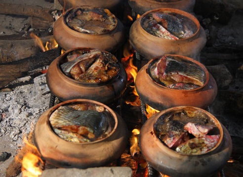 Nồi cá kho trên bếp