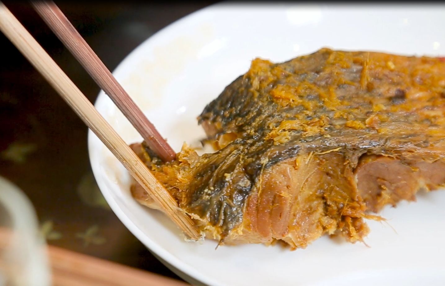 Cá kho Tiến Vua được chế biến từ cá trắm đen - Loại cá nước ngọt ngon và đắt nhất