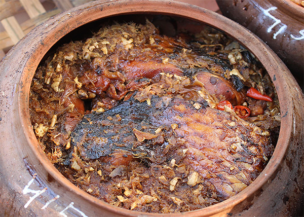 Niêu cá kho Bá Kiến