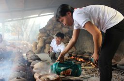 Toàn bộ nước cho vào nồi phải là nước sôi để tránh cá bị tanh