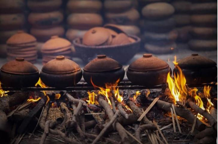Cá kho Bá Kiến được kho bằng củi nhãn tươi ngon, ấn tượng