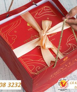 Hộp đựng sang trọng của Cá Kho Tiến Vua rất thích hợp làm quà biếu tặng