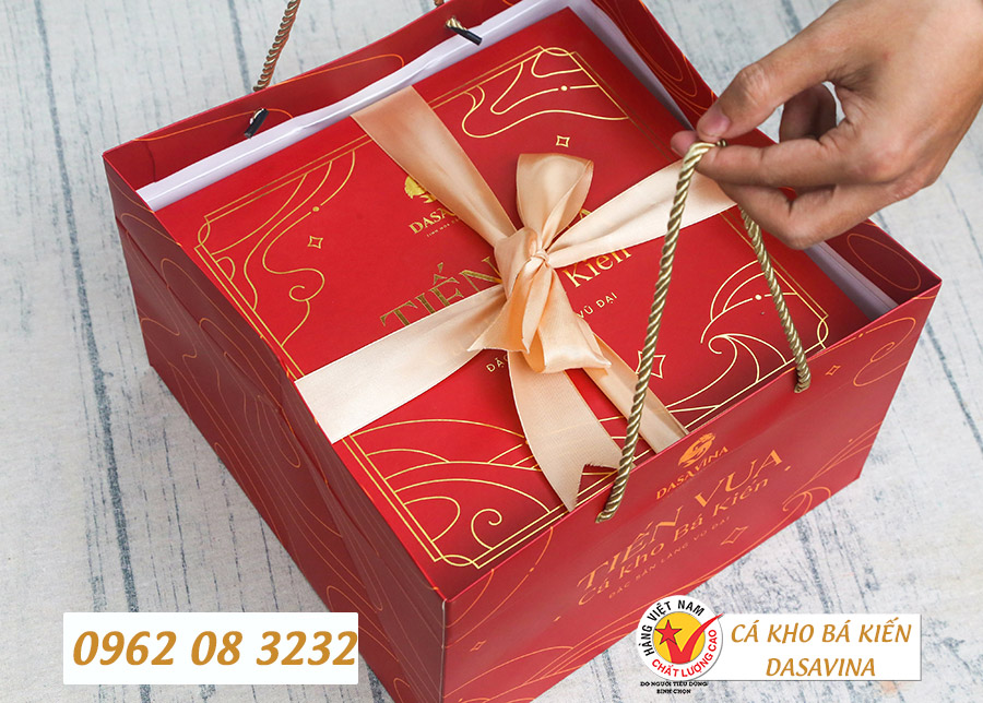 Hộp đựng sang trọng của Cá Kho Tiến Vua rất thích hợp làm quà biếu tặng