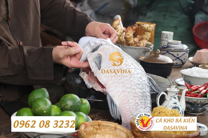 Cá kho làng Vũ Đại được chế biến từ cá trắm đen nuôi ốc