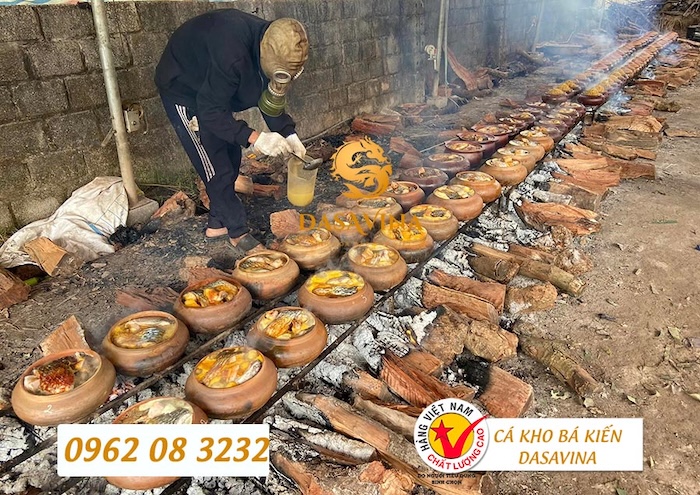 Cá được kho liên tục trong 12-16 tiếng đồng hồ